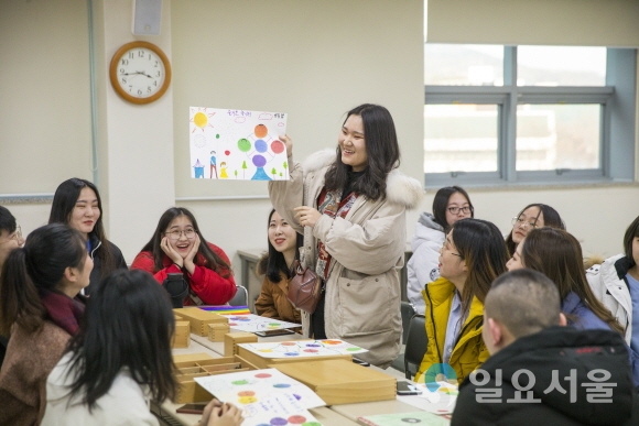 중국 백성사범대학 아동학과 학생들이 지난 8일부터 17일까지 대구가톨릭대에서 단기연수를 했다. 아동학과 실습수업에서 한 학생이 자신이 만든 작품을 설명하고 있다. 사진=대구가톨릭대