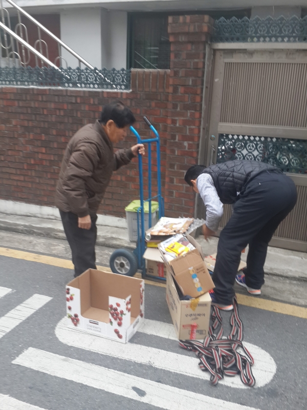 이웃 돕는 이성식 소방장. (사진= 서울시 제공)