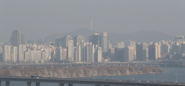 수도권에 올해 첫 미세먼지 비상저감조치가 시행된 지난 13일 도심이 미세먼지로 뿌옇게 보이고 있다. [뉴시스]