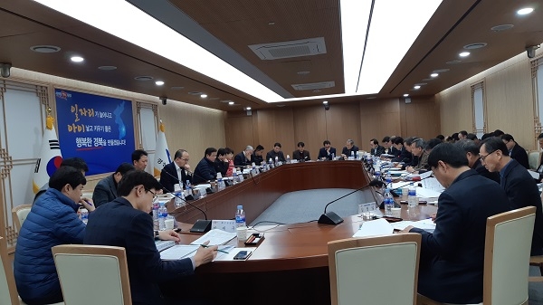 이철우 경상북도지사가 21일 문화․관광․체육분야 소관 부서와 출자․출연기관이 참석한 가운데 2019년 업무보고를 받고 있다.