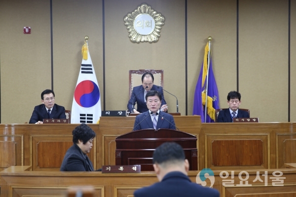 제277회 하동군임시회 건의문 낭독하는 정영섭의원 @ 하동군 제공