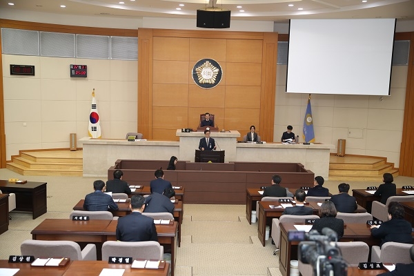 포항시의회가 22일 동해안고속도로 예비타당성 면제 대상사업으로 선정해 달라는 건의문을 채택했다.