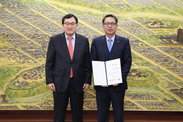 주낙영 경주시장이 23일 경주화백컨벤션뷰로 제3대 박영호 사장에게 임명장을 수여하고 기념사진을 찍고 있다.