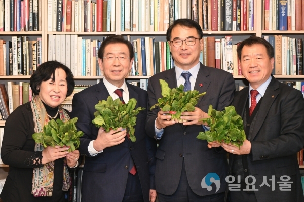 장충남 남해군수가 박원순 서울시장을 만나 보물섬 남해시금치 소비촉진과 판로개척을 위한 사항들을 협의하고 있다. © 남해군 제공