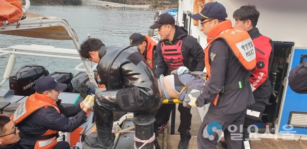 선내 페인트 작업중 의식 잃은 선원 구조 © 통영해양경찰서 제공