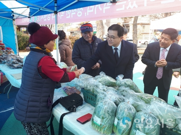 창원농산물 Local Food Day 행사장을 돌아보는 허성무 시장 © 창원시 제공