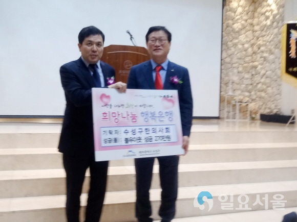 왼쪽 첫 번째 김주봉 수성구 한의사회 회장, 두 번째 김대권 수성구청장. 사진=수성구청