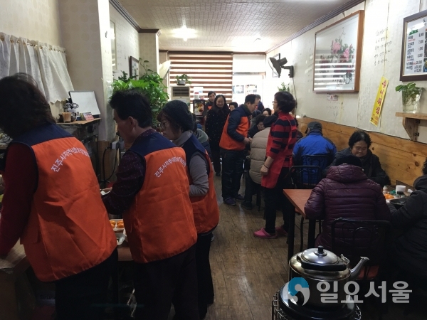 상대동 초계옥 추어탕 홀로사는 어르신께 점심 대접 © 진주시 제공