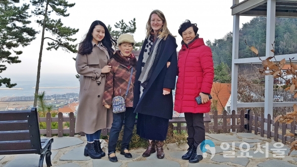 영국 주간지 더 이코노미트 레나 쉬퍼 서울지국장이 취재 차남해 독일마을을 방문했다 © 남해군 제공