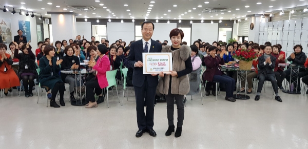 사영선 대표, 소년소녀가장돕기 인천시협회 가용섭 회장에게 백미, 라면 기탁