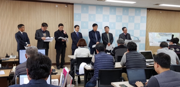재정담당관리관, 철도과장, 도로과장 기자회견 모습
