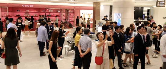 지난 18일 오전 서울 서초구 신세계백화점 강남점에 면세점이 개점해 관광객들이 쇼핑을 하고 있다 <뉴시스>