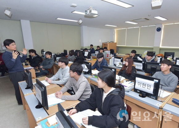 영진전문대학교 일본ISFnet반 1기 졸업예정 학생 21명 전원이 일본 ISFnet에 취업 내정됐다. 사진은  일본ISFnet반 2기인 2학년생들이 겨울방학에도 대학 강의실에서 특강을 듣는 모습. 사진=영진전문대