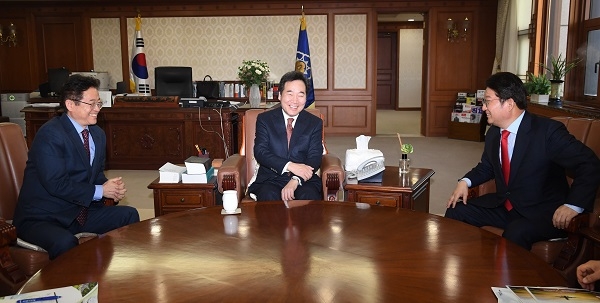 이철우 경상북도지사와 권영진 대구시장이 29일 이낙연 국무총리를 만나 국가 균형발전에 대해 강력히 건의하고 있다.