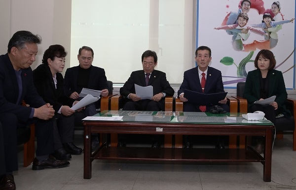 포항시의회가 30일 동해안 고속도로 예타면제 제외에 대한 성명서를 발표했다.