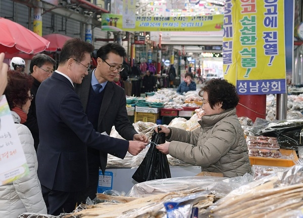최기문 영천시장이 설 명절을 맞아 전통시장 장보기행사를 가지고 있다.