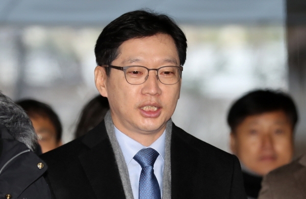 김경수 경남도지사가 지난해 12월 28일 오전 서울 서초구 서울중앙지방법원에서 열린 '드루킹 댓글 사건' 8차 공판에 출석하고 있다. [뉴시스]