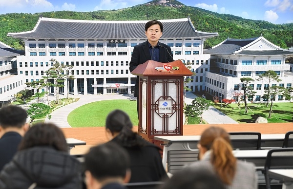 김호진 일자리경제산업실장이 30일 대성청정에너지(주) 도시가스요금 검찰수사 발표에 대한 브리핑을 하고 있다.