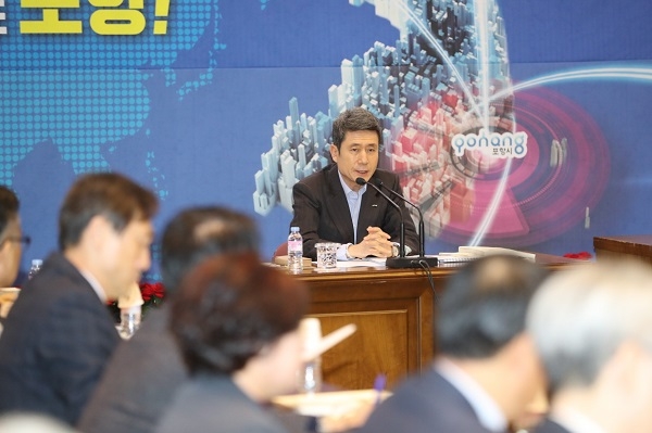 이강덕 포항시장이 30일 ‘2020년 국비 확보 전략회의’를 주재하고 있다.