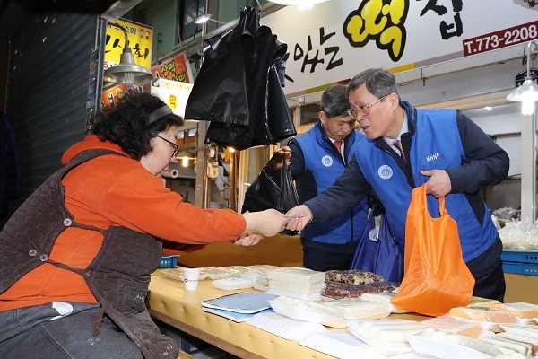 정재훈 한수원사장이 30일 설 명절 전통시장 장보기행사를 가지고 있다.