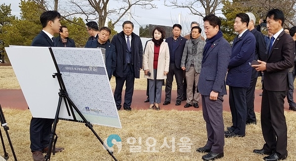 경주시의회가 30일 대한민국축구종합센터 건립 제공 부지인 보문 엑스포공원 현장을 방문해 담당 직원의 브리핑을 듣고 있다.