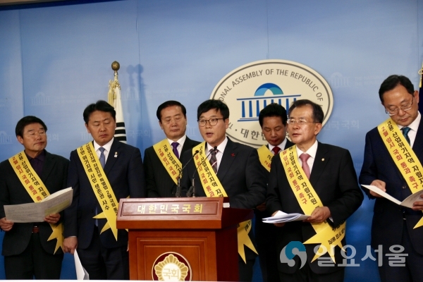 9개 지자체장 국회 정론관에서 공동 기자회견 © 거제시 제공