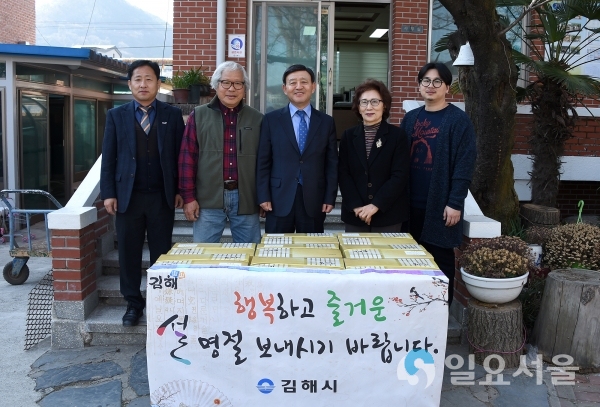 설명절 어려운 이웃 위문(왼쪽에서 세번째 허성곤 김해시장) © 김해시 제공