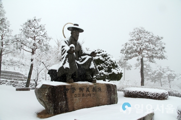 산청 동의보감촌 설경 눈 내린 류의태상 © 산청군 제공