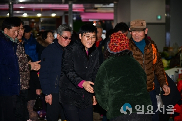 변광용 거제시장 전통시장 장보기 행사 © 거제시 제공