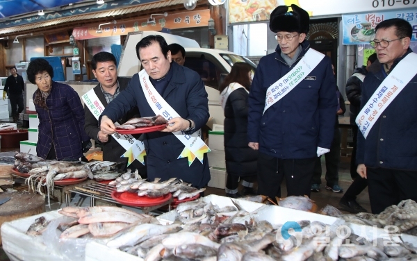 설명절 전통시장 방문한 서춘수 함양군수 © 함양군 제공