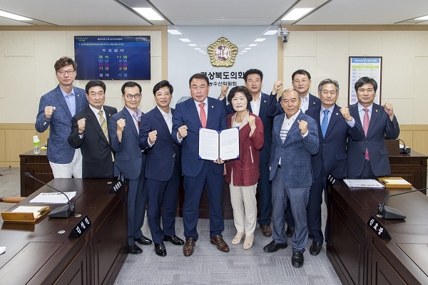 경북도의회 농수산위원회가 2월 6일 2019년도 의정활동 운영방향을 경북농어업 혁신성장 元年의 해로 제시하고 화이팅을 외치고 있다.