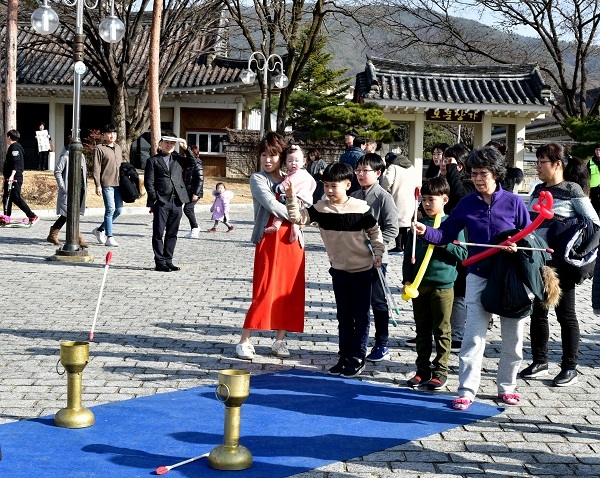 보문호반광장 관광객들이 투호놀이를 즐기고 있다.
