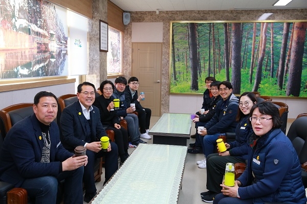 전찬걸 울진군수가 직원들과 함께 ‘플라스틱 프리 챌린지’에 동참하고 인증사진을 찍고 있다.