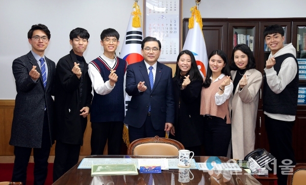 대안학교 학생들“허성무 시장의 소통 마인드 배우러 왔어요” © 창원시 제공