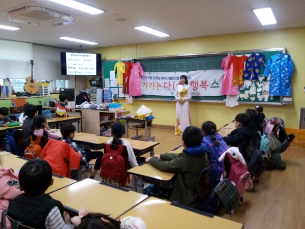 1월31일(목) 금천구청 기획상황실에서 금천구(유성훈 금천구청장, 왼쪽)와 성신여대 연구산학협력단(채정현 단장, 오른쪽)이 협약식을 체결하고 기념사진을 찍고 있다