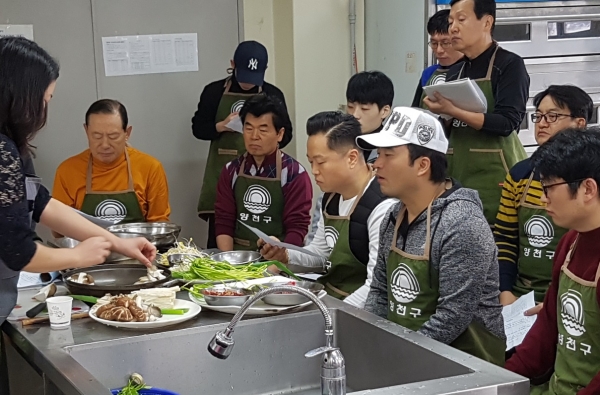 작년 아버지요리교실 수강중인 모습