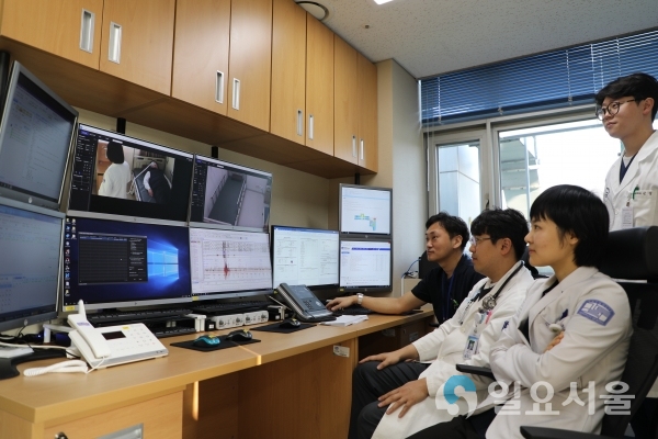 수면다원검사 시뮬레이션 모습(앉은순서대로 이비인후과 김부영, 호흡기내과 주현수, 신경과 김성훈 교수)