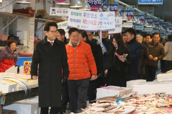 송도근 사천시장 동절기 화재예방 전통시장 안전점검에 나섰다. © 사천시 제공