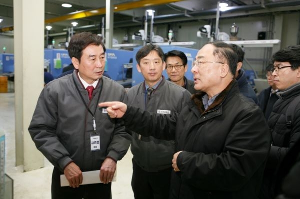 홍남기 경제부총리(오른쪽), ㈜거산테크(대표 김경호) 현장 방문