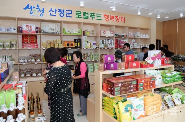 산청군 로컬푸드 행복장터 둘러보는 소비자들 © 산청군 제공