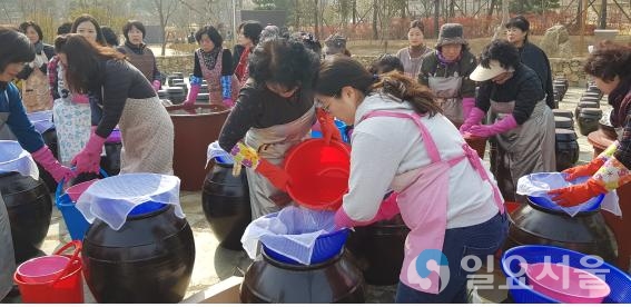 전통장 담그기 체험을 하고 있다 © 창원시 제공