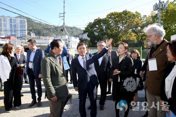 2017년 10월 30일 허성곤 김해시장이 국제슬로시티연맹 실사단에게 김해 원도심의 매력을 설명하고 있다. © 김해시 제공