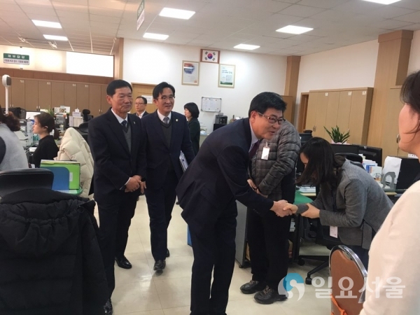 창녕읍을 방문한 손사현 부군수가 직원들을 격려하고 있다. © 창녕군 제공