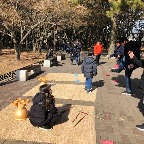 경주 대릉원에서 민속놀이 체험을 즐기는 관광객들.