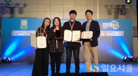 수상 직후 기념촬영 사진 1매(좌측부터 권미진 학생 대리수상한 권수경 교수, 장은선·조민호 학생, 송인용 지도교수). 사진제공=경일대