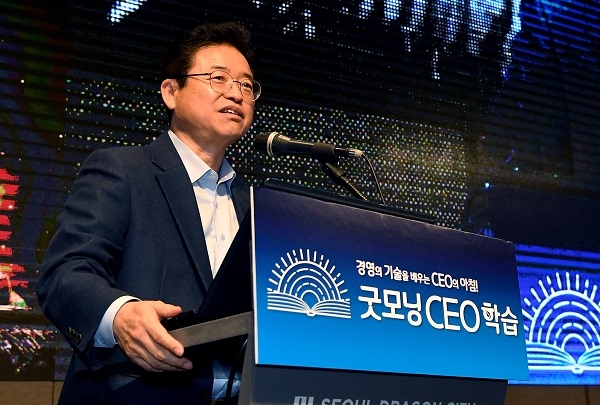 이철우 도지시가 13일 서울 드래곤시티에서 ‘2019 경상북도 수도권기업 투자유치 설명회’에서 경북 투자유치에 대해 설명하고 있다.