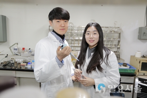 공동연구 논문을 국제 저명 저널에 게재한 영남대 화학과 4학년 허준녕 씨와 대학원 박사과정 도정연 씨. 사진제공=영남대