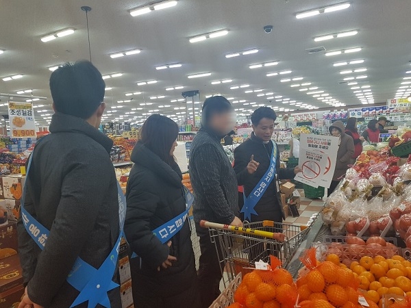 포항시가 비닐봉지 사용 규제와 관련해 집중 홍보 및 현장 계도를 실시하고 있다.