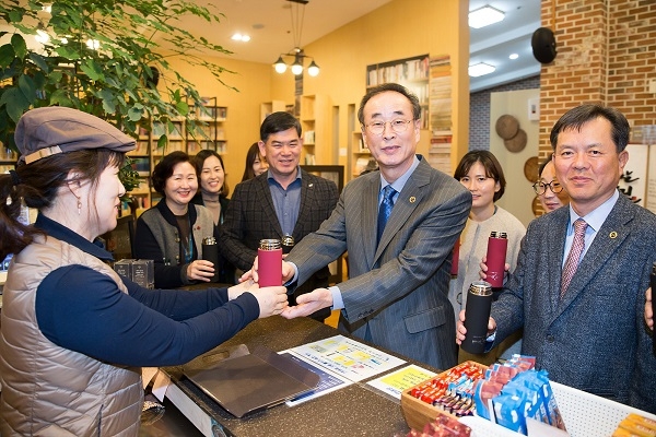 장세용 구미시장이 청내 열린나래(커피숍)에서 플라스틱 줄이기 운동인 플라스틱 프리 챌린지 캠페인에 동참하고 있다.