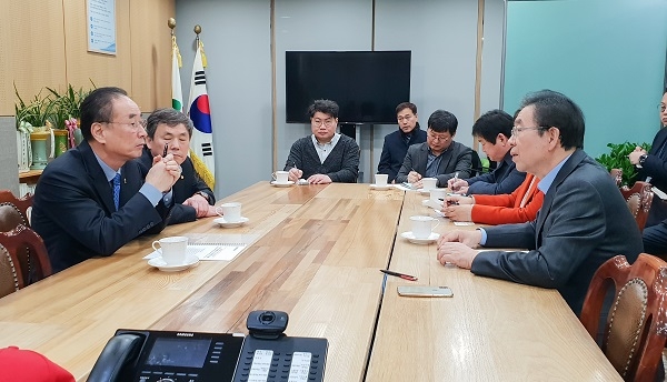 구미시가 13일 서울시와 상생발전을 위한 우호교류협약 체결 추진사항을 논의했다.
